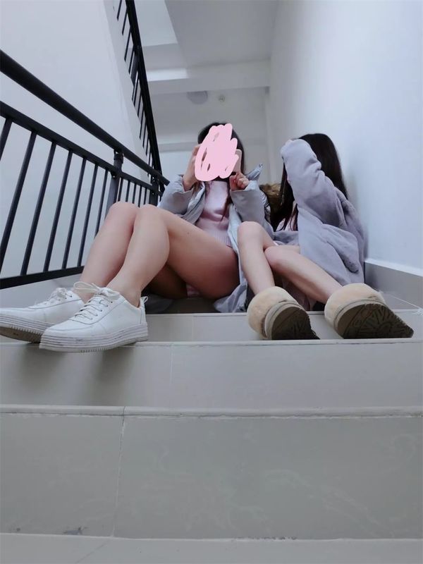 两人楼道露出-幻想世界