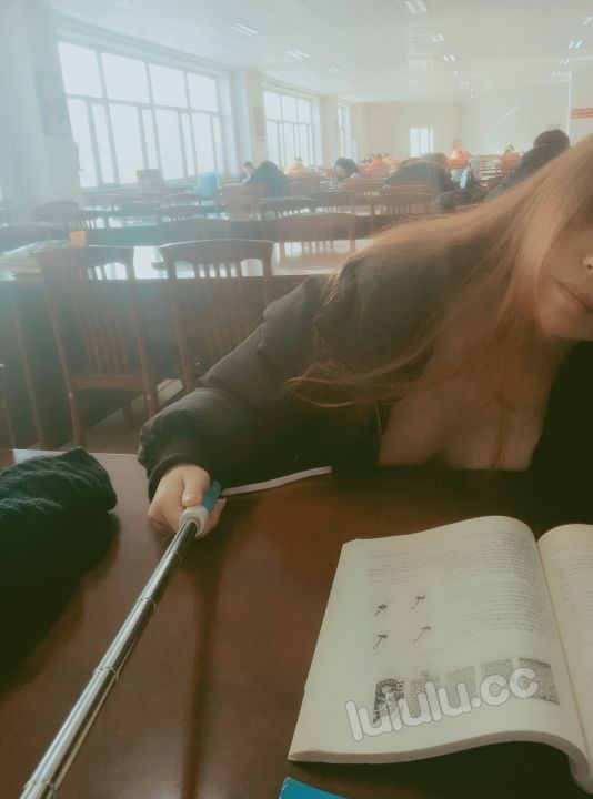 [芒果酱爱露出]大学自习室-幻想世界