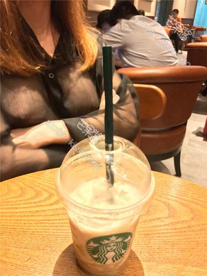 [芒果酱爱露出]星巴克-幻想世界