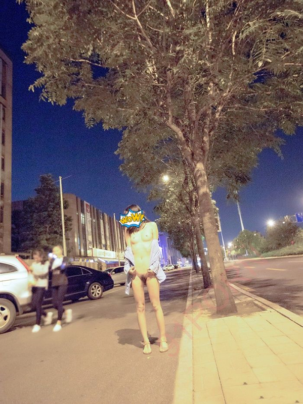 草莓穆斯塔—车水马龙路边野战-幻想世界