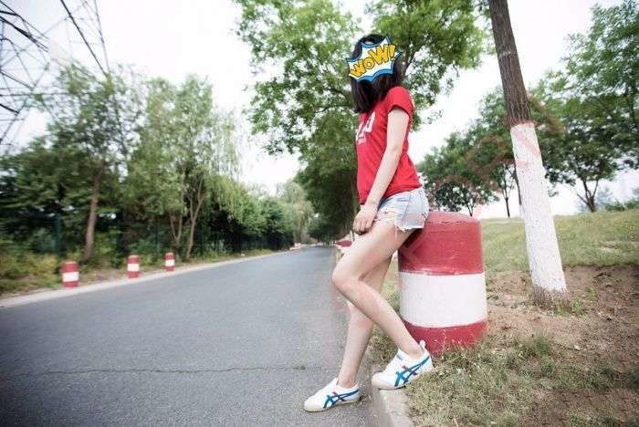 草莓穆斯塔—白天路边草坪露出-幻想世界