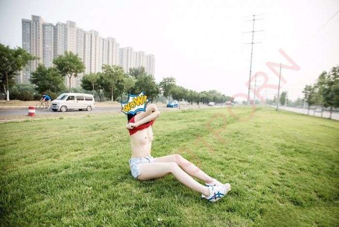 草莓穆斯塔—白天路边草坪露出-幻想世界