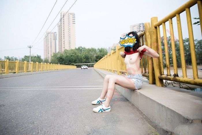 草莓穆斯塔—白天路边草坪露出-幻想世界