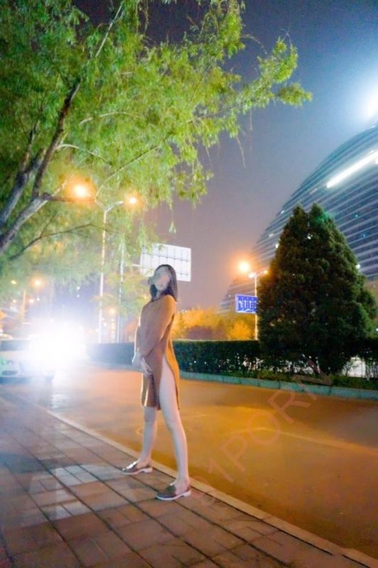 草莓穆斯塔—晚上望京园区露出-幻想世界