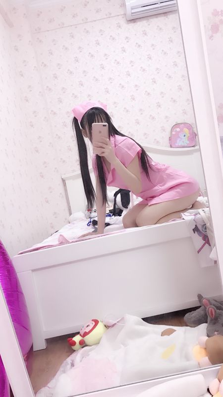 粉红和纯白护士服-幻想世界