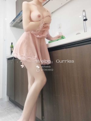 【玩具少女】粉色围裙在厨房玩黄瓜-幻想世界