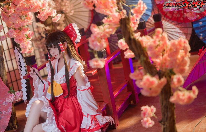 秋楚楚 NO.25 博麗 霊夢-幻想世界