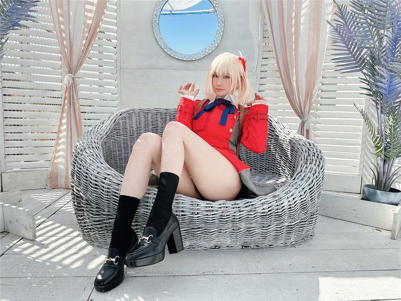 ミニスカ生脚とパンツがセクシーなリコリコの千束-幻想世界