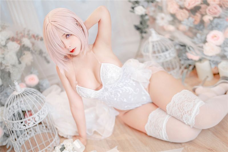 Sayo Momo – Mashu White Lingerie Body Oil-幻想世界